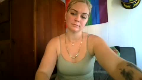 janiefoxx online show from January 14, 8:04 pm