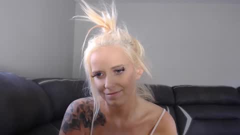 Snapshot of jaydenangel chatting on January 26, 3:58 pm Blondie Queen Jayden online show from January 26, 3:58 pm