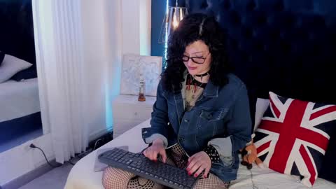 Snapshot of jeannesabatier chatting on January 10, 8:04 pm Jean online show from January 10, 8:04 pm
