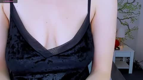 jeanniefox_ online show from February 12, 1:38 pm