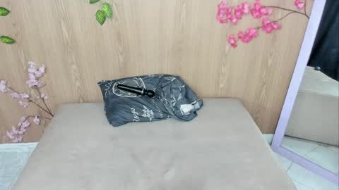 Jenelotizz online show from April 11, 7:45 am