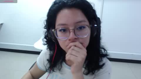 Snapshot of jenn_cg chatting on October 22, 4:23 pm jenn online show from October 22, 4:23 pm