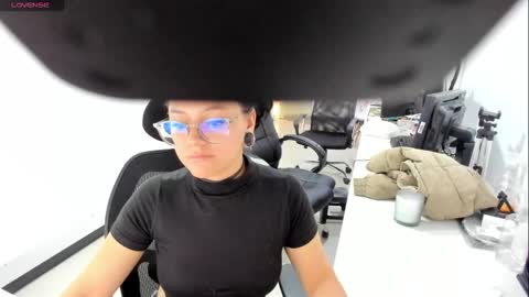 Snapshot of jenn_cg chatting on November 1, 8:35 pm jenn online show from November 1, 8:35 pm