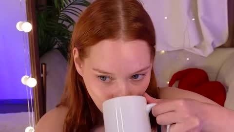 Snapshot of jennifer_shy_ chatting on October 2, 2:00 pm Jennifer online show from October 2, 2:00 pm