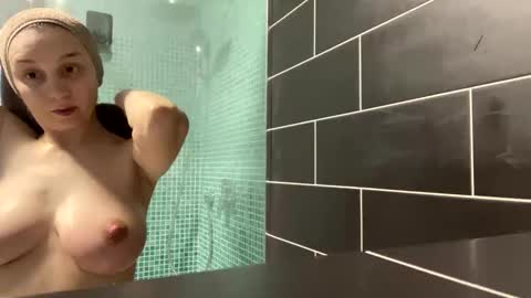 Snapshot of jenniferleee chatting on February 10, 11:15 am Jenny online show from February 10, 11:15 am