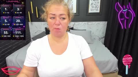 Snapshot of jenniferlight chatting on December 2, 8:09 pm Jennifer online show from December 2, 8:09 pm