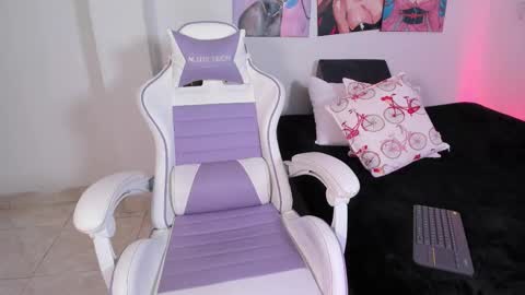 Snapshot of jess1ca_herrera chatting on October 29, 10:45 pm jessica herreraToday I will be your devil and you my victim online show from October 29, 10:45 pm