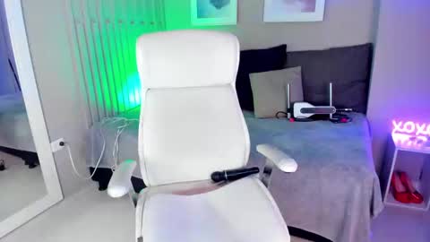 Snapshot of jess69_ chatting on December 12, 8:43 pm Jessie online show from December 12, 8:43 pm