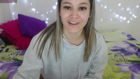 Snapshot of jessi_robertss chatting on December 5, 6:00 pm jessica online show from December 5, 6:00 pm
