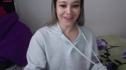 Snapshot of jessi_robertss chatting on March 3, 6:42 pm jessica online show from March 3, 6:42 pm