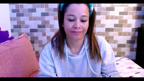 Snapshot of jessi_robertss chatting on October 19, 11:07 pm jessica online show from October 19, 11:07 pm