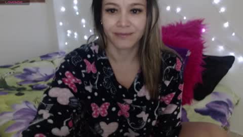 Snapshot of jessi_robertss chatting on December 5, 1:03 am jessica online show from December 5, 1:03 am