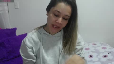 Snapshot of jessi_robertss chatting on January 4, 11:43 am jessica online show from January 4, 11:43 am