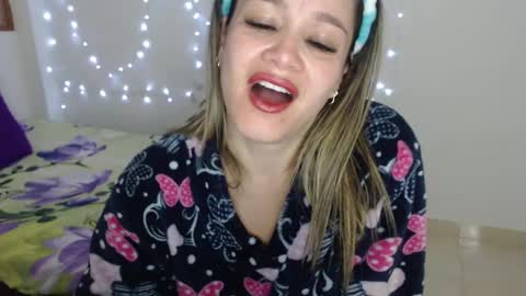 Snapshot of jessi_robertss chatting on December 7, 3:19 pm jessica online show from December 7, 3:19 pm