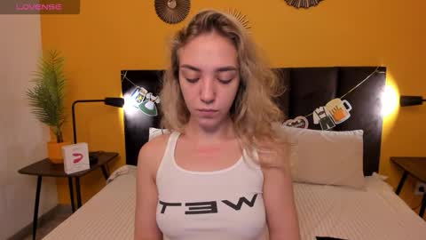 Snapshot of jessie_curlyy chatting on September 22, 1:48 am Jessie online show from September 22, 1:48 am