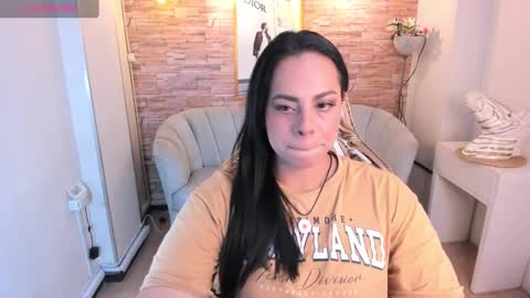 jimena  online show from December 17, 3:17 am