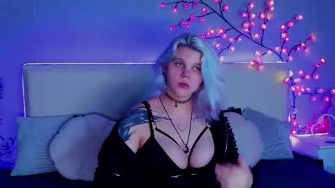 Snapshot of joannlowes chatting on September 19, 7:35 pm Joann online show from September 19, 7:35 pm