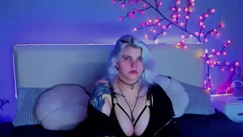 Snapshot of joannlowes chatting on September 10, 10:10 pm Joann online show from September 10, 10:10 pm