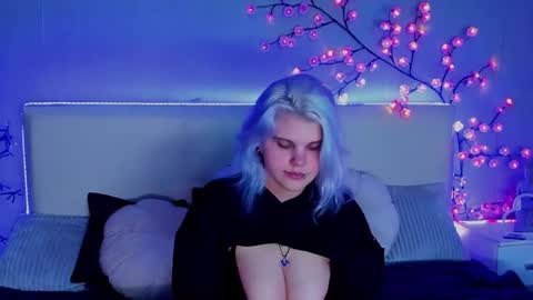 Snapshot of joannlowes chatting on October 20, 7:39 pm Joann online show from October 20, 7:39 pm