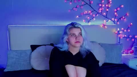 Snapshot of joannlowes chatting on October 3, 12:05 am Joann online show from October 3, 12:05 am