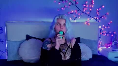 Snapshot of joannlowes chatting on October 21, 8:13 pm Joann online show from October 21, 8:13 pm