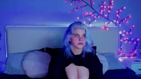 Snapshot of joannlowes chatting on October 15, 8:33 pm Joann online show from October 15, 8:33 pm