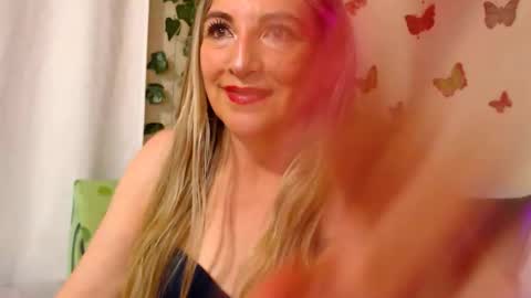 Snapshot of jolie_mature_ chatting on October 7, 11:20 pm Jolie Mature online show from October 7, 11:20 pm