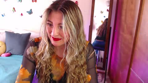 Snapshot of jolie_mature_ chatting on January 2, 8:35 pm Jolie Mature online show from January 2, 8:35 pm