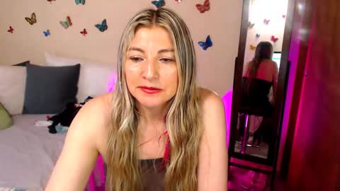 Snapshot of jolie_mature_ chatting on October 5, 10:37 pm Jolie Mature online show from October 5, 10:37 pm