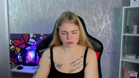 Snapshot of jolly_doll_ chatting on September 25, 2:43 am Jolly online show from September 25, 2:43 am