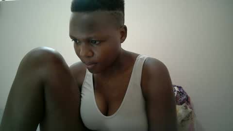 Snapshot of juicy_bella2 chatting on September 24, 6:45 am juicy_bella2 online show from September 24, 6:45 am