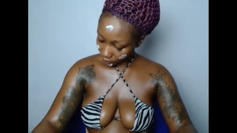 Snapshot of juicyxpink chatting on January 1, 7:41 am juicyxpink online show from January 1, 7:41 am