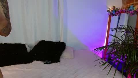 Jules and Gia online show from January 5, 11:01 pm