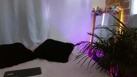 Jules and Gia online show from January 6, 4:44 pm