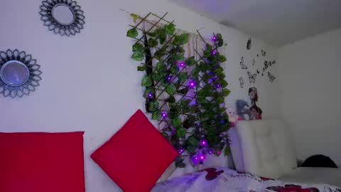 juli_castillo1 online show from May 9, 4:20 pm