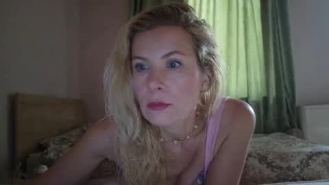 Snapshot of julia_giulia chatting on October 2, 2:11 pm julia_giulia online show from October 2, 2:11 pm