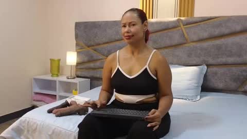 Julia Gomes online show from March 10, 7:50 pm