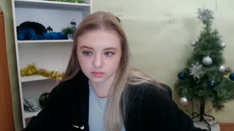 juliacrazy_ online show from December 4, 6:00 am
