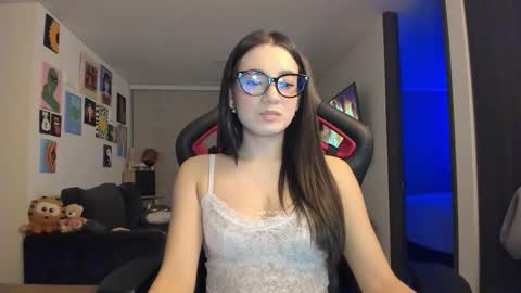 Snapshot of julidavila chatting on September 26, 2:31 am Jeimy Help me to reach 100 thumbs up online show from September 26, 2:31 am