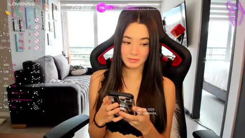 Snapshot of julidavila chatting on January 26, 10:35 pm Jeimy Help me to reach 100 thumbs up online show from January 26, 10:35 pm