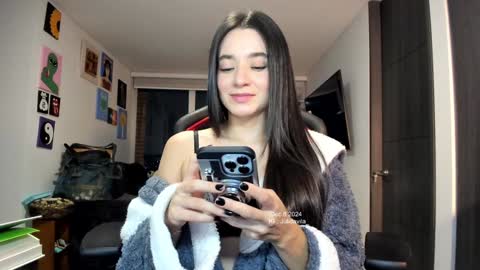 Snapshot of julidavila chatting on December 9, 12:12 am Jeimy Help me to reach 100 thumbs up online show from December 9, 12:12 am