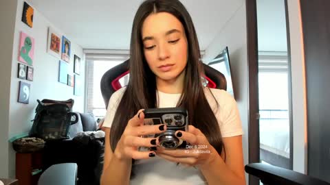 Snapshot of julidavila chatting on December 6, 9:56 pm Jeimy Help me to reach 100 thumbs up online show from December 6, 9:56 pm