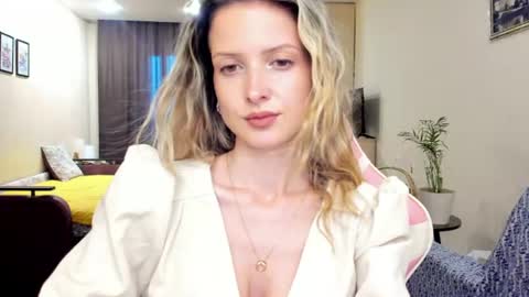 Julie online show from June 20, 3:37 pm