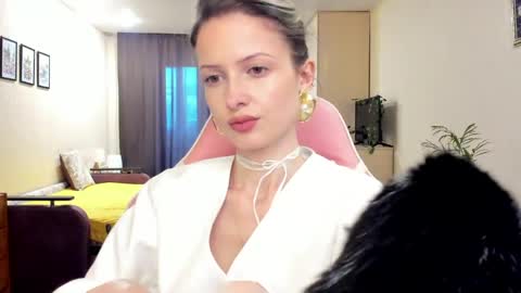 Julie online show from June 7, 3:19 pm