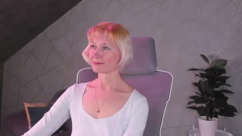 Julie Lucasss online show from March 28, 9:09 am