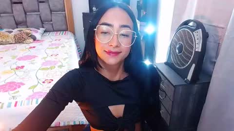 Snapshot of julieta_art1 chatting on February 2, 12:30 am julieta art1 online show from February 2, 12:30 am