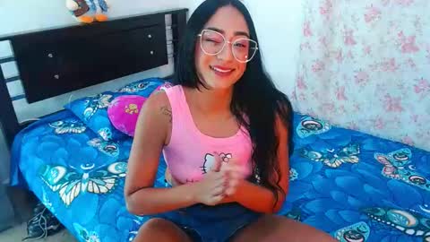 Snapshot of julieta_art1 chatting on December 8, 8:25 pm julieta art1 online show from December 8, 8:25 pm