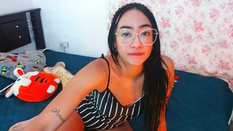 Snapshot of julieta_art1 chatting on January 4, 1:21 am julieta art1 online show from January 4, 1:21 am