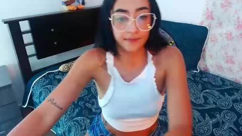 Snapshot of julieta_art1 chatting on December 23, 12:03 am julieta art1 online show from December 23, 12:03 am