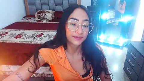 Snapshot of julieta_art1 chatting on February 21, 10:26 pm julieta art1 online show from February 21, 10:26 pm